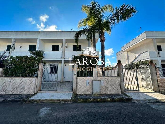 Casa con 6 locali in vendita in Via Renato Rascel, Torre Dell'orso, Melendugno