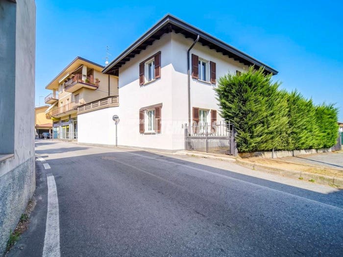 Casa trilocale in vendita in Via Fratelli Rosselli, Caronno Varesino