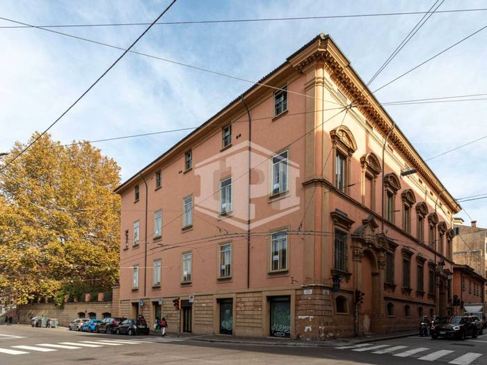 Appartamento trilocale in vendita in Via Barberia, Centro Storico, Bologna