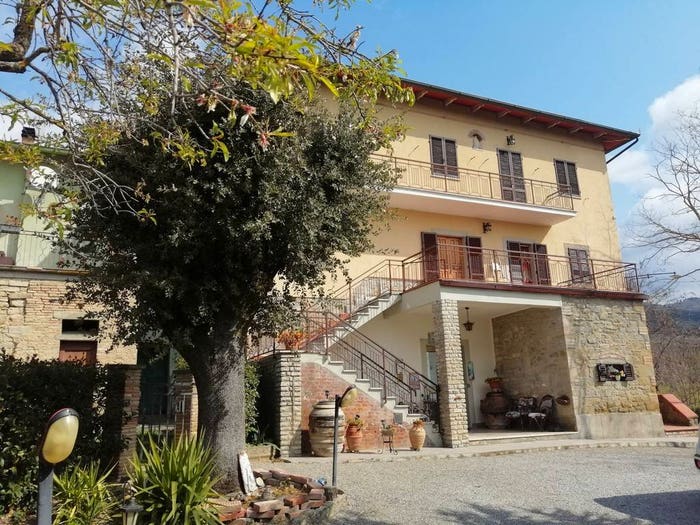 Casa con 6 locali in vendita in Cortona