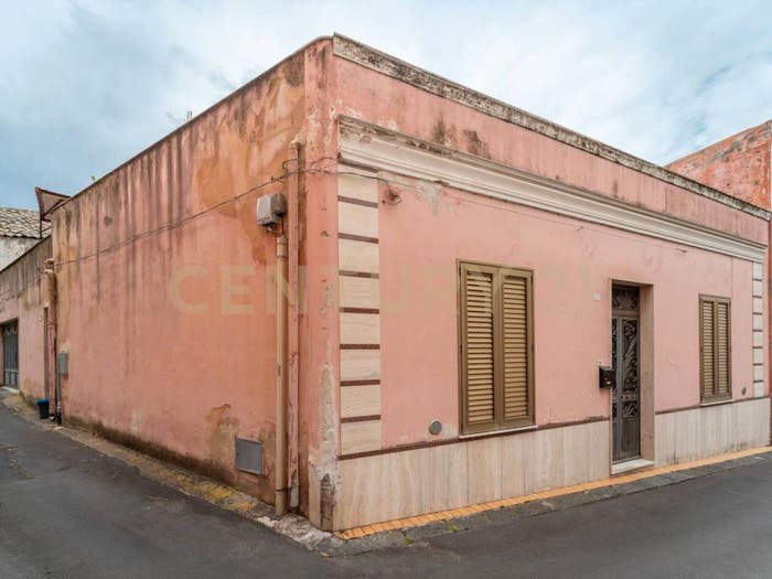 Casa trilocale in vendita in Piazza Guglielmo Marconi, Centro, Camporotondo Etneo