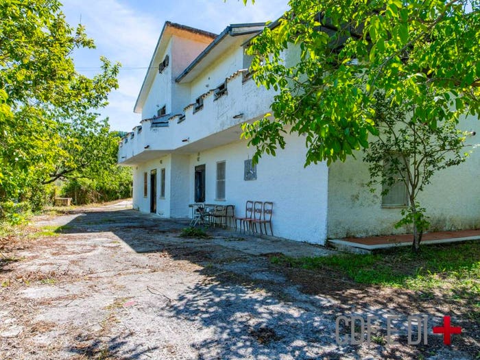 Casa con 6 locali in vendita in Strada della Montagna, Toffia