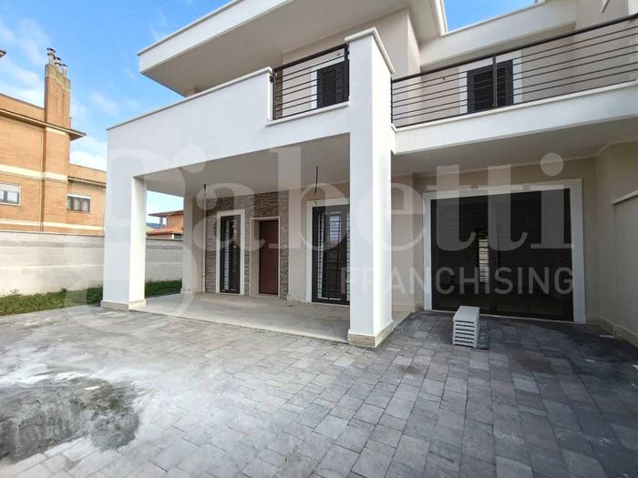 Casa quadrilocale in vendita in Via delle Viole, Villaggio Giornalisti Poggio, Anzio