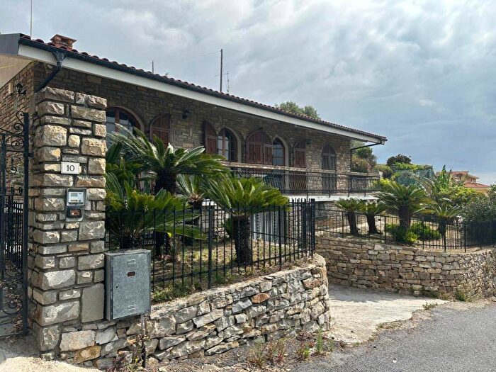 Casa quadrilocale in vendita in Piani Ciapin, Cipressa