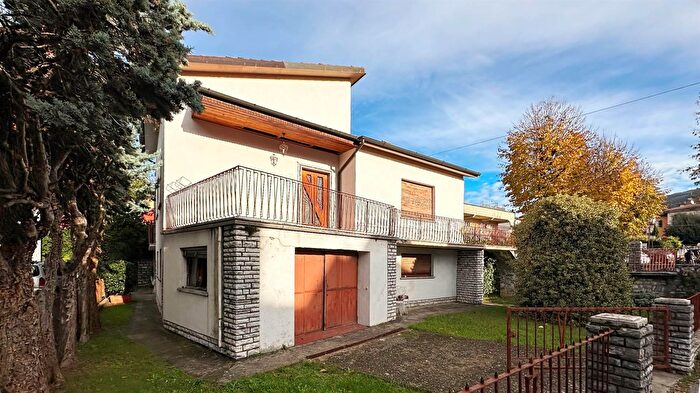Casa con 18 locali in vendita in Via Roma, Barga