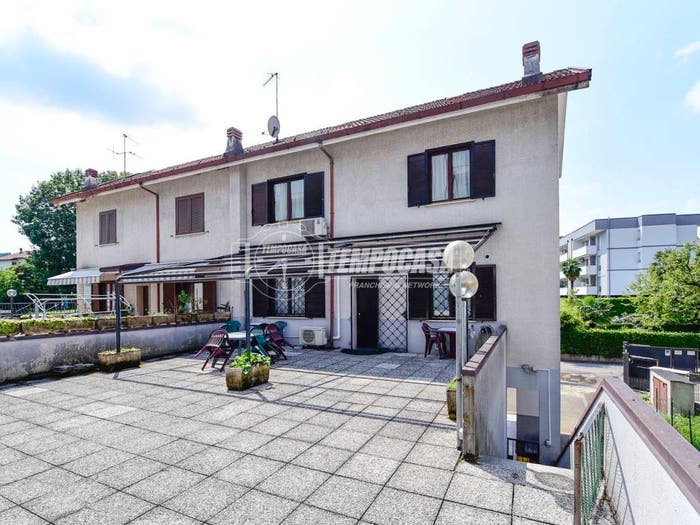Appartamento quadrilocale in vendita in Via della Resistenza, Lipomo