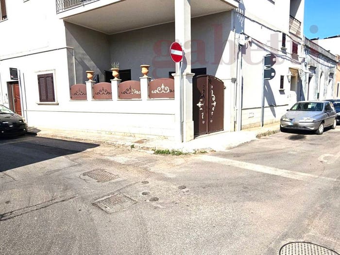 Appartamento con 6 locali in vendita in Via Amatore Sciesa ang via Maroncelli, Copertino