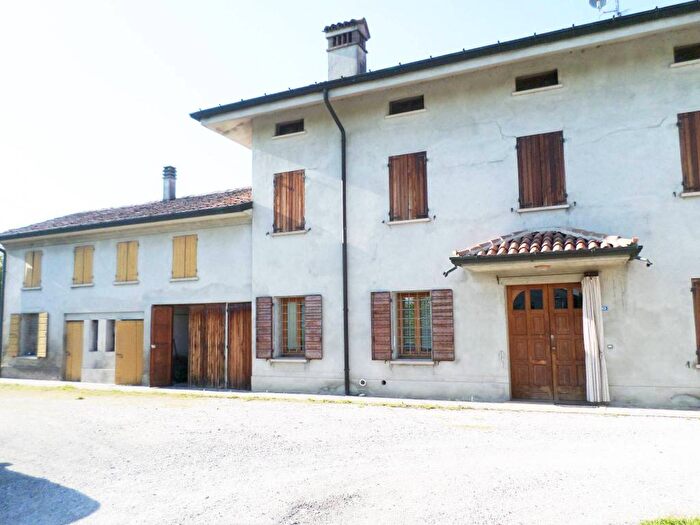 Casa con 6 locali in vendita in Via Moglia, Reggiolo
