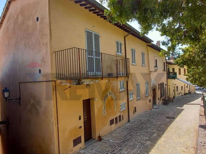 Appartamento con 5 locali in vendita in Via Amedeo, Centro, Nocera Umbra