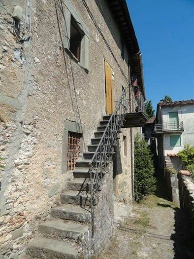 Casa con 6 locali in vendita in Pescaglia