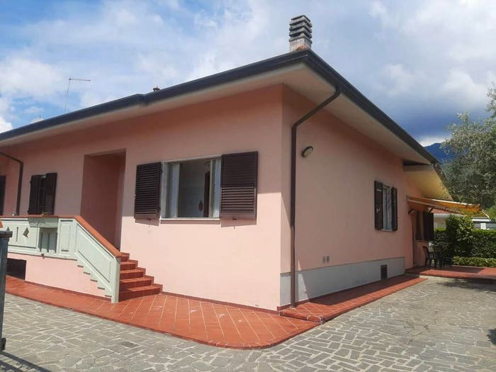 Casa quadrilocale in vendita in Piazza Istria, Romagnano, Massa