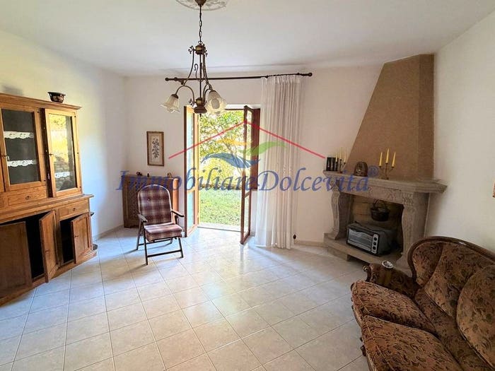 Appartamento con 5 locali in vendita in Via Giuseppe Di Vittorio, Centro, Caprarola