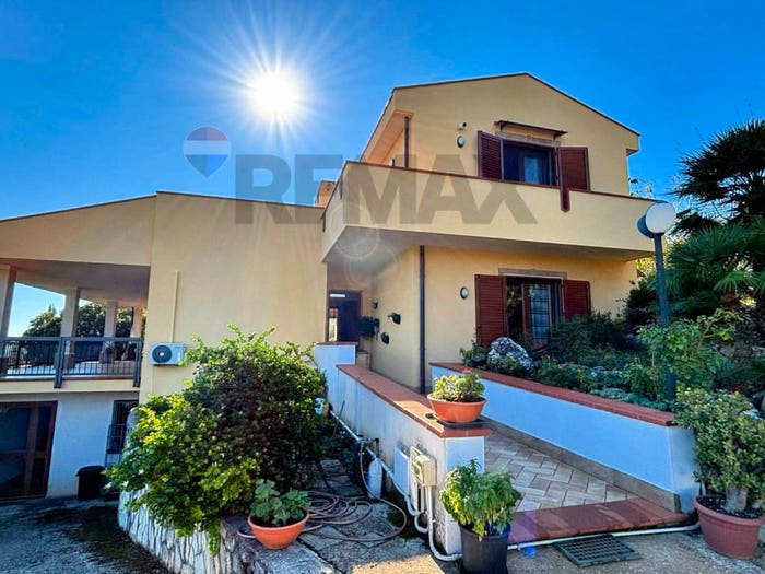 Casa con 6 locali in vendita in Via Eva Peron, Monreale
