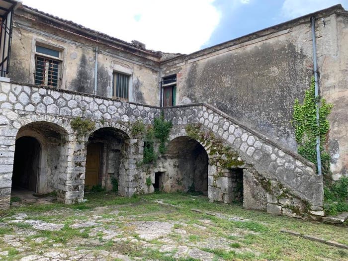 Casa con 6 locali in vendita in Via Santa Lucia, Taverna Ravindola, Montaquila