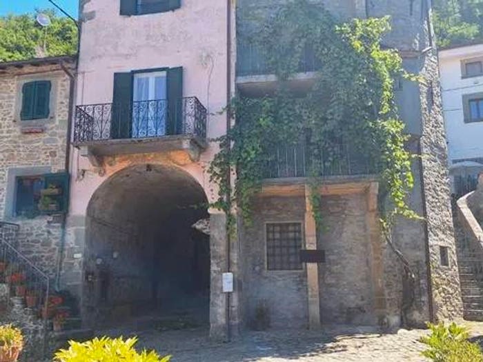 Casa con 6 locali in vendita in Bagni di Lucca