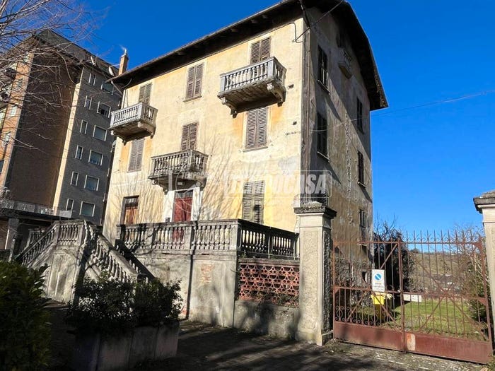 Casa con 6 locali in vendita in Viale Stazione Centrale, Centro, Ovada