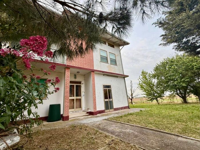 Casa con 6 locali in vendita in Via Bassa, Bondeno