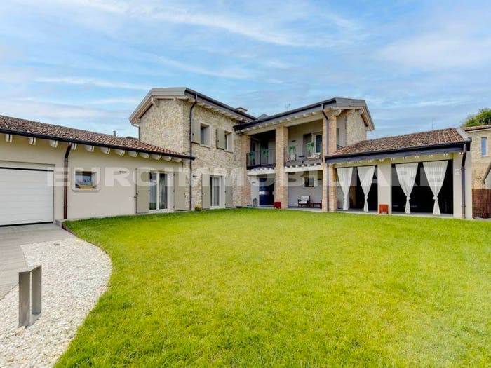 Casa con 5 locali in vendita in via Don Eugenio Simoni, Gussago