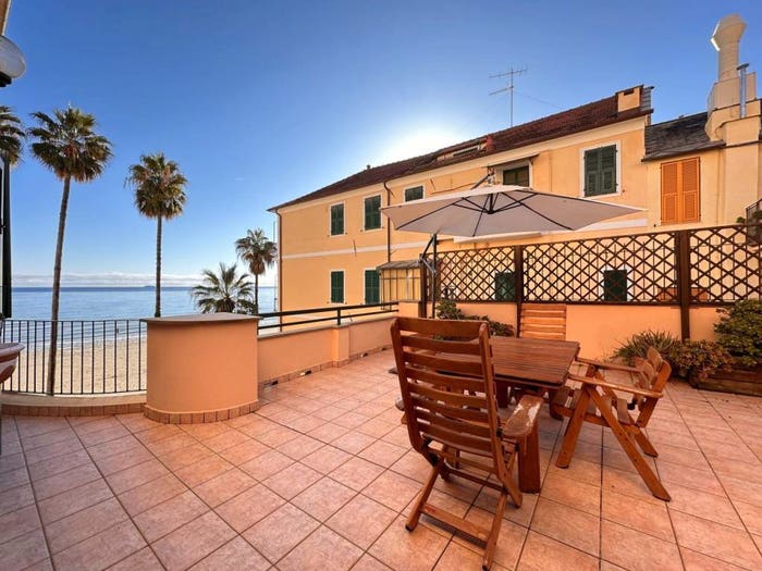 Appartamento trilocale in vendita in Via Dante, Laigueglia