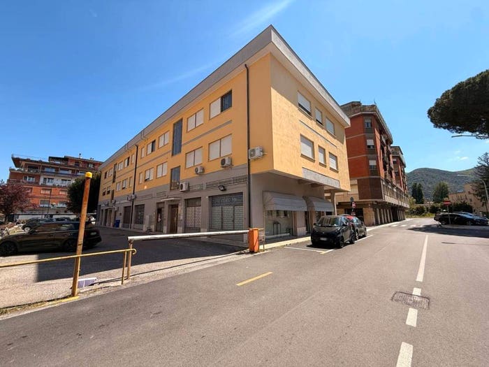 Appartamento trilocale in vendita in via dei salici, Rieti