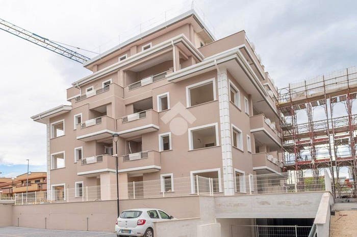 Appartamento con 5 locali in vendita in Via Vermicino, Borghesiana, Roma