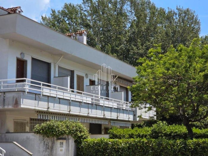Appartamento trilocale in vendita in Ronchi Poveromo, Massa