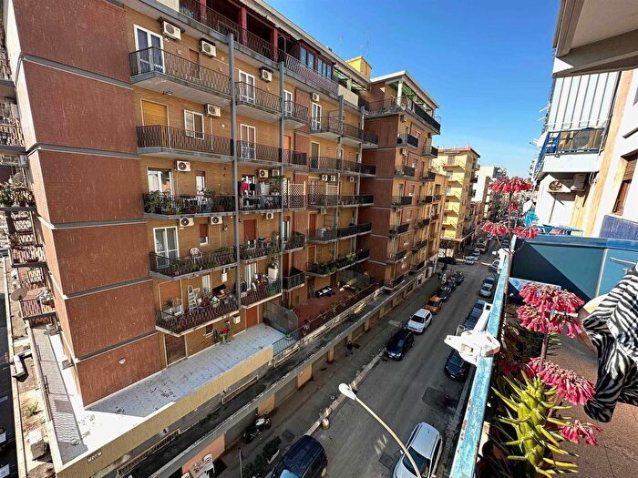 Appartamento con 5 locali in vendita in Via Perrone, Foggia