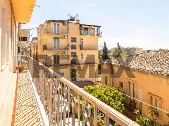 Appartamento con 5 locali in vendita in Via Agrigento, Centro, Caltagirone