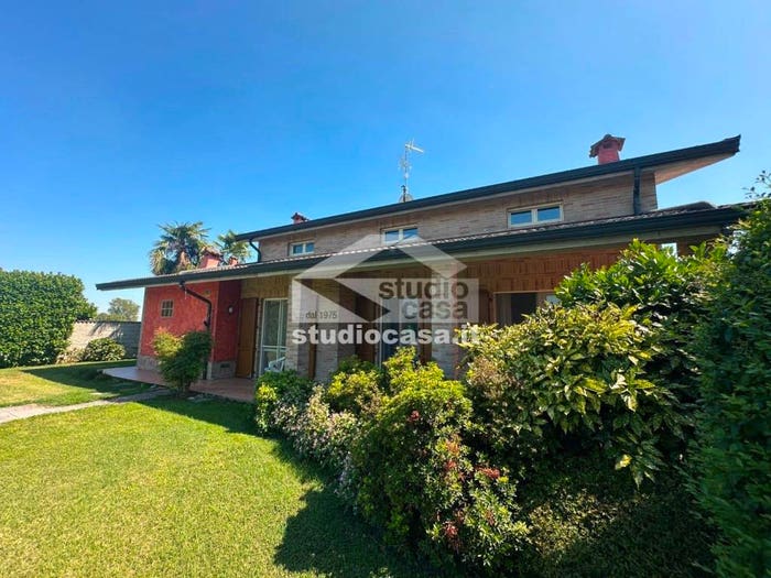 Casa con 6 locali in vendita in Quintano