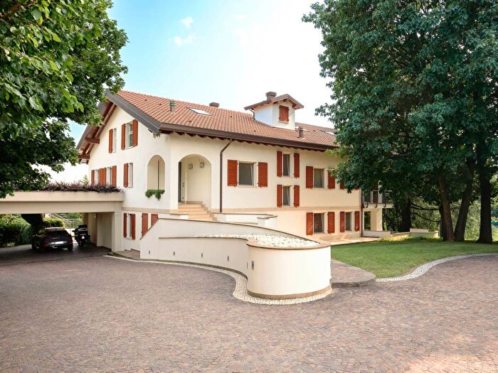 Casa con 6 locali in vendita in Via Vincenzo Monti, Monticello Brianza