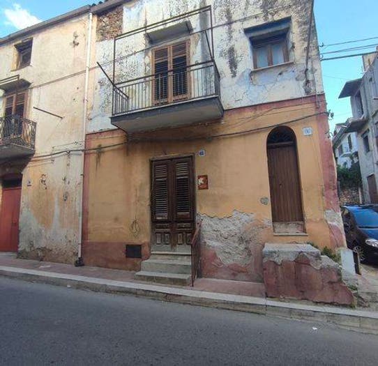 Casa quadrilocale in vendita in Via Vitt Veneto, Montelepre