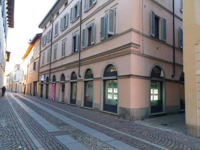 Appartamento trilocale in vendita in Via Sant'Ambrogio, Centro, Merate