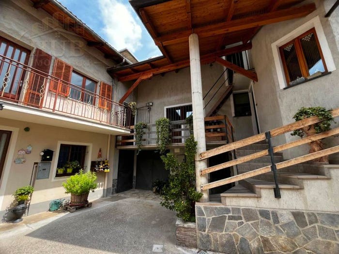 Appartamento quadrilocale in vendita in Piazza Cariolo, Centro, Dronero