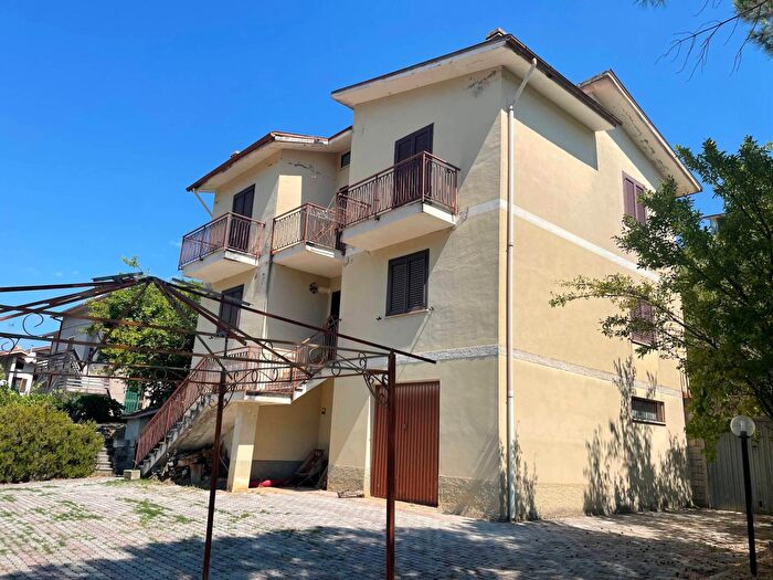 Casa con 6 locali in vendita in Viale Duca degli Abruzzi, Cittaducale