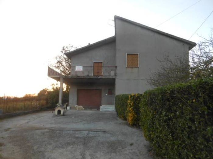 Casa con 6 locali in vendita in Via Montano, Caianello