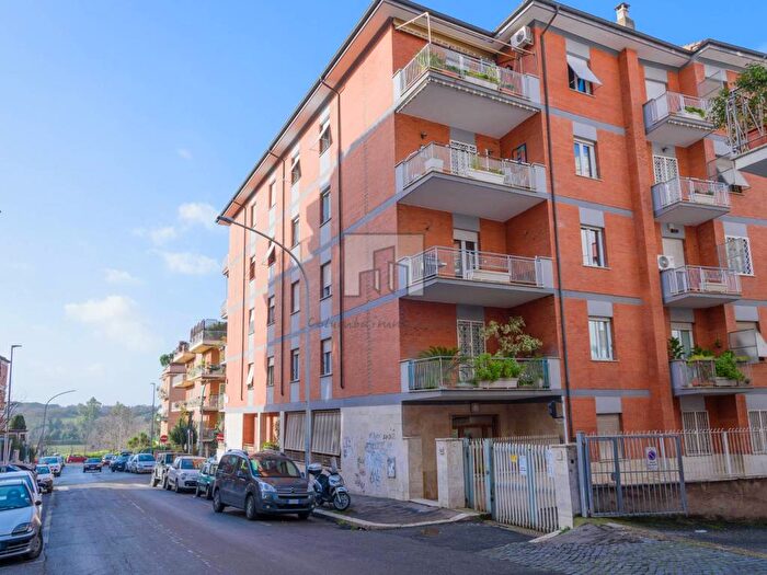 Appartamento trilocale in vendita in Via Alessandro Luzio, Appio Latino, Roma