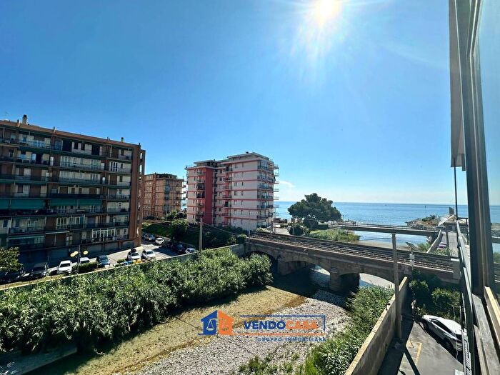 Appartamento quadrilocale in vendita in Corso Novembre, Borghetto Santo Spirito