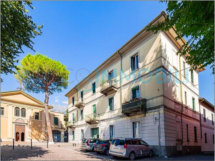 Appartamento bilocale in vendita in Piazza Padre Cristoforo, Pescarenico, Lecco