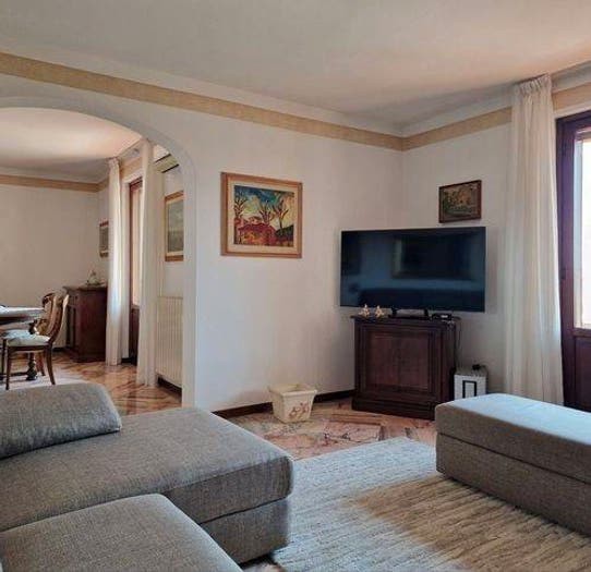 Casa con 6 locali in vendita in Centro, Massa