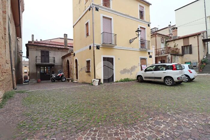 Casa quadrilocale in vendita in Largo del Castello, Mosciano Sant'Angelo