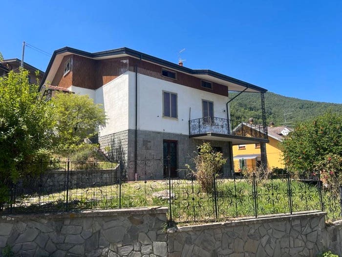 Casa con 6 locali in vendita in Via Giardino, Centro, Bardi