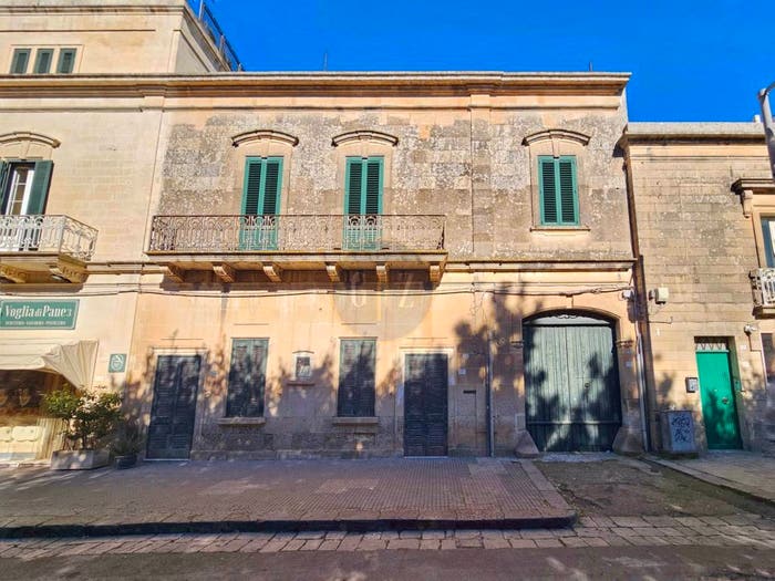 Casa con 6 locali in vendita in Via Soleto, Martano