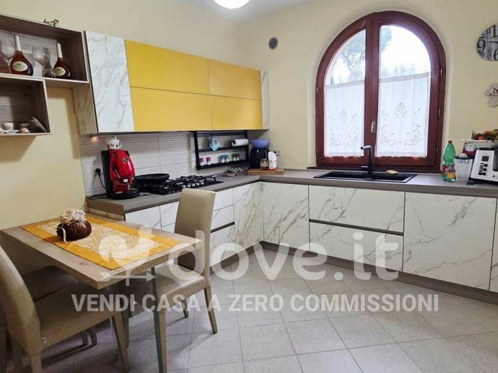 Casa con 6 locali in vendita in Via Genova, Pozzuolo, Castiglione del Lago