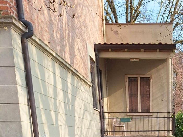 Casa con 6 locali in vendita in Viale Vittorio Falzoni Gallerani, Cento Paese, Cento
