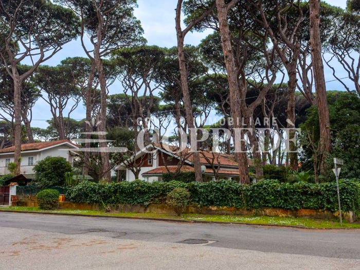 Casa con 6 locali in vendita in via Foce Verde, Fregene, Fiumicino