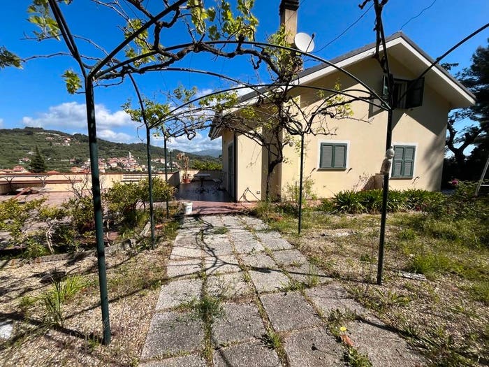 Casa con 6 locali in vendita in Via Sant'Agata, Porto Maurizio, Imperia