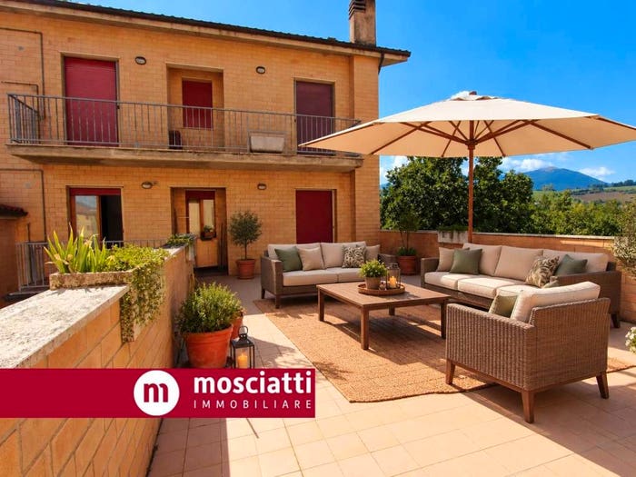 Appartamento con 6 locali in vendita in Via Manozzini, Centro, Matelica