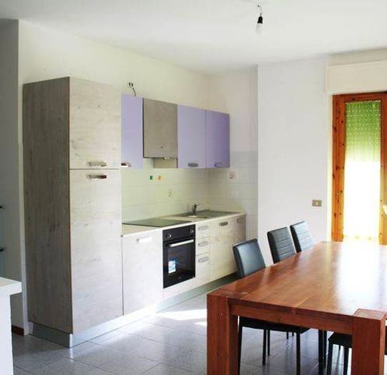 Appartamento con 6 locali in vendita in Via Kennedy, Centro, Fermignano