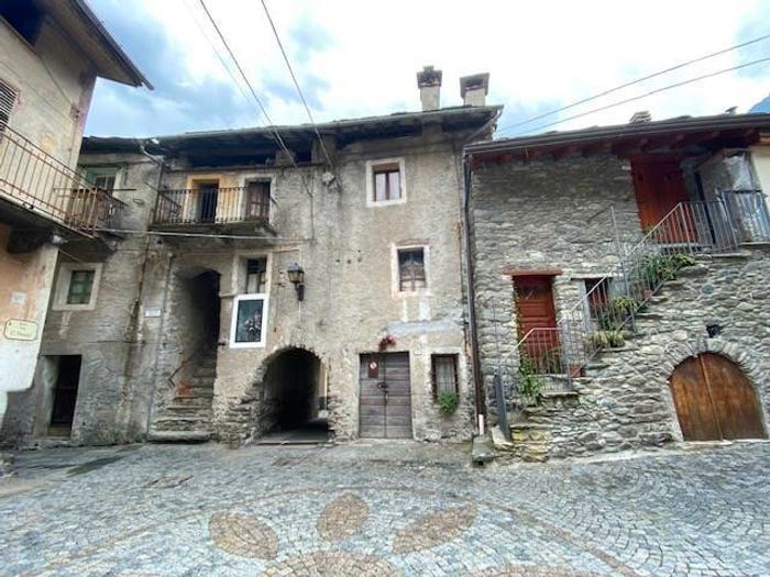 Casa trilocale in vendita in Via La Clevaz, Centro, Hone
