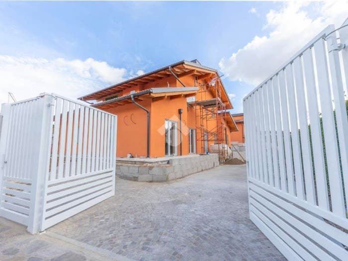 Casa quadrilocale in vendita in Piazza Palmiro Togliatti, Santa Maria delle Mole, Marino